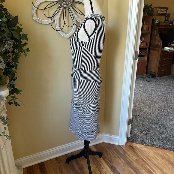 White House black market dress - Picture 3 of 6